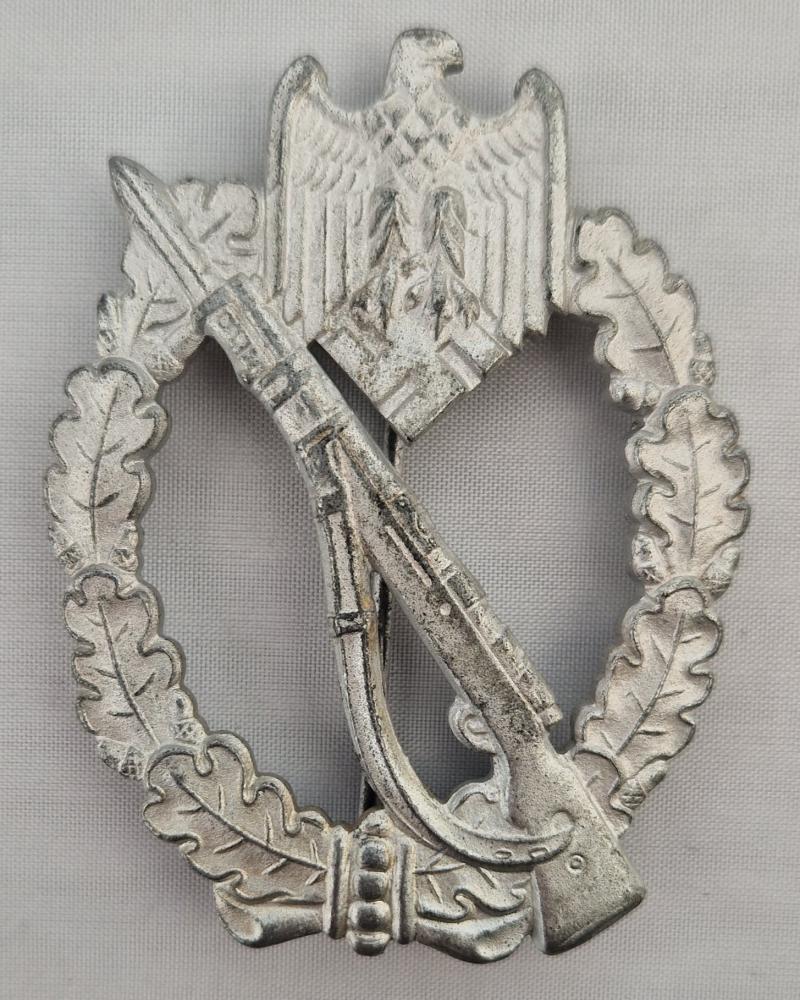 Silver Infantry Assault Badge vertical crimp by Wilhelm Deumer.